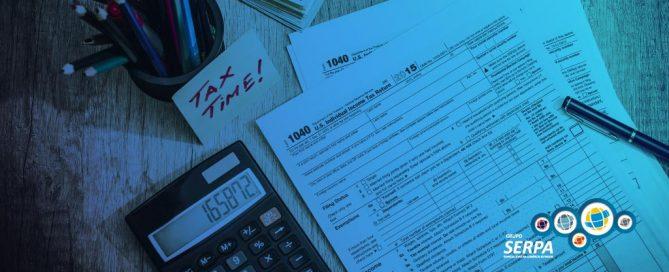 Documentos e calculadora sob uma mesa representando classificação fiscal de mercadorias