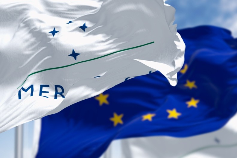 Bandeiras do Mercosul e União Europeia.